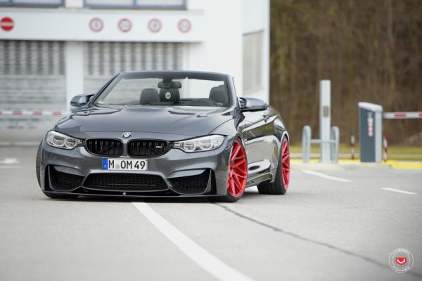 Новый кабриолет BMW M4 будет укомплектован красными колесными дисками Vossen